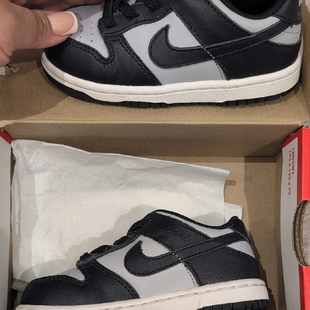 Nike Black and Gray Low Top Sneakers - Youth